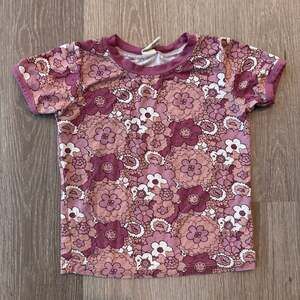 Kate Quinn Mauve Mid-Century Floral Bamboo Ringer Tee